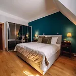 Castle King's Chic